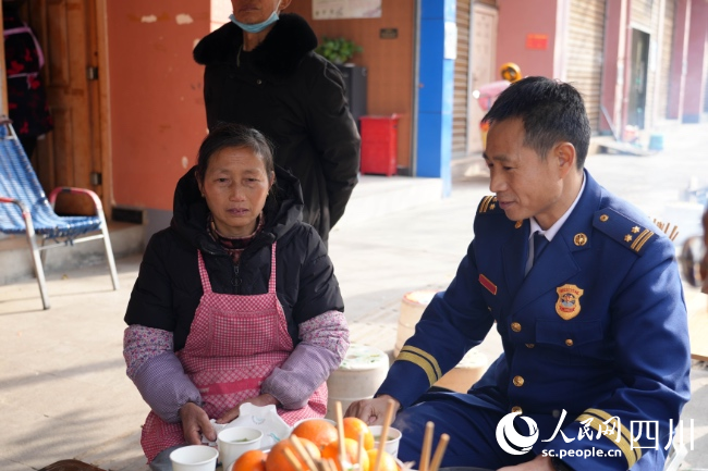 1月17日，在雅安市石棉縣王崗坪彝族藏族鄉，消防救援人員看望王德芳。李從林攝