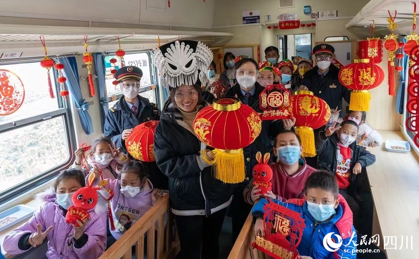 旅客朋友在車內(nèi)感受到了春節(jié)的喜慶祥和。范東海攝