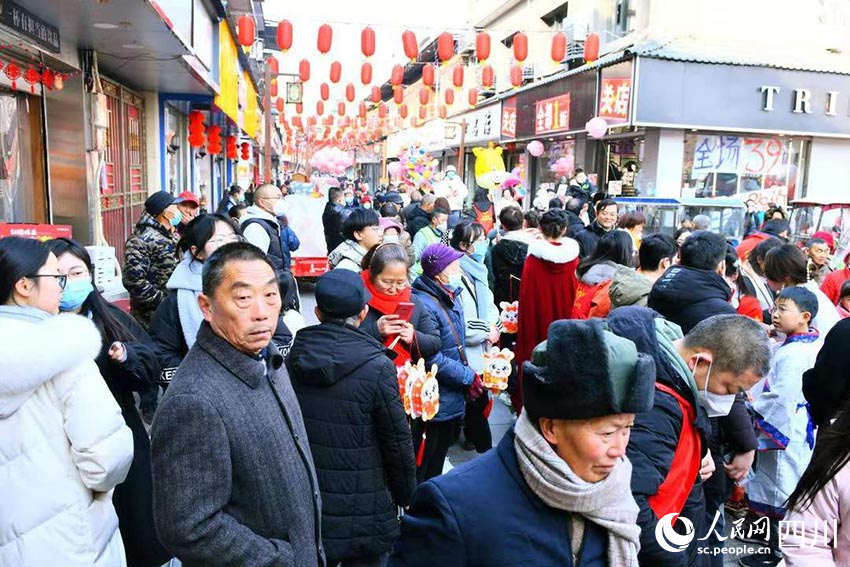 南華宮街，居民過年。江悅攝