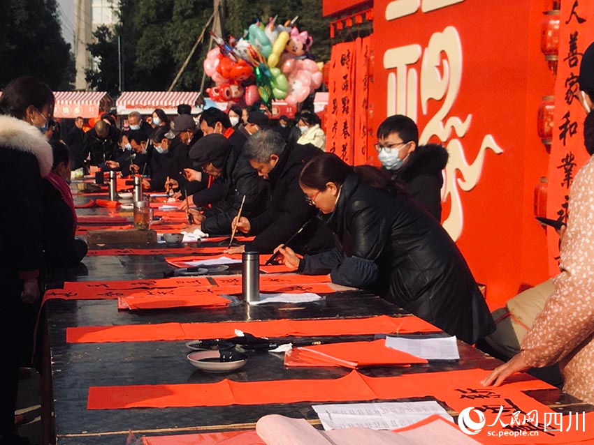 寫春聯(lián)送祝福。范琪琴攝