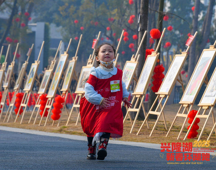 一位小朋友堅持跑向終點。天府新區(qū)融媒體中心供圖