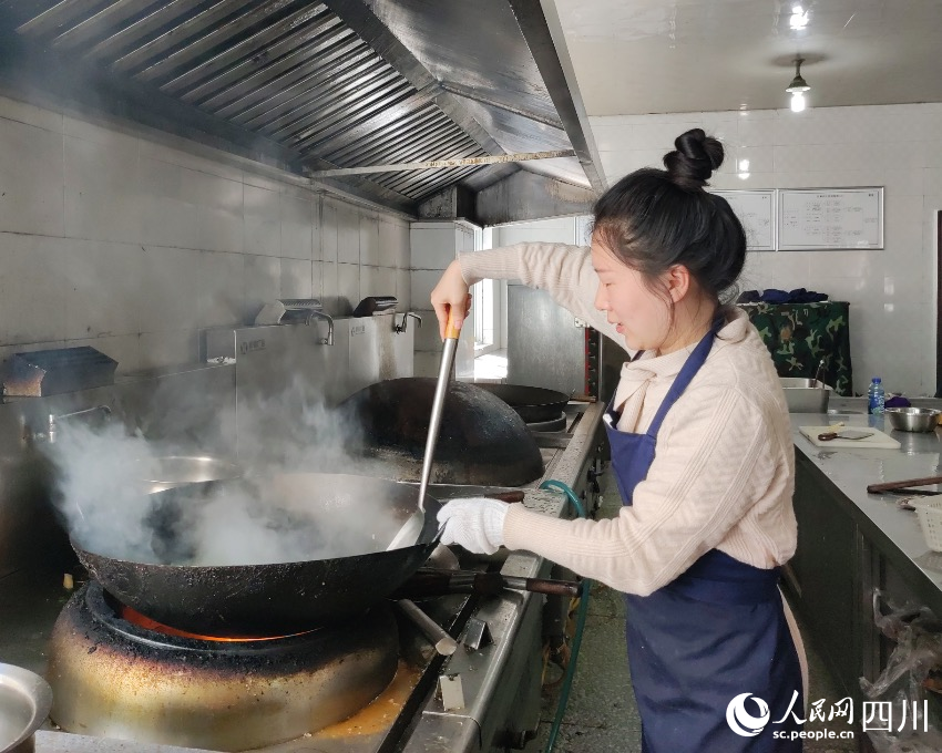 張鵬程的妻子為消防救援人員準備拿手好菜。羊冉攝