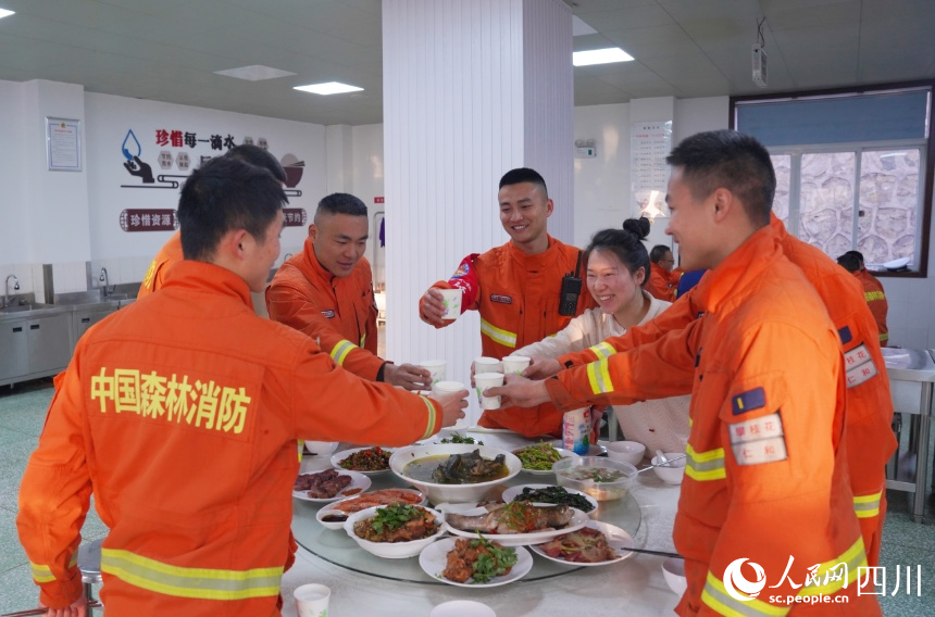 張鵬程與妻子劉勝蘭一起吃團圓飯。羊冉攝