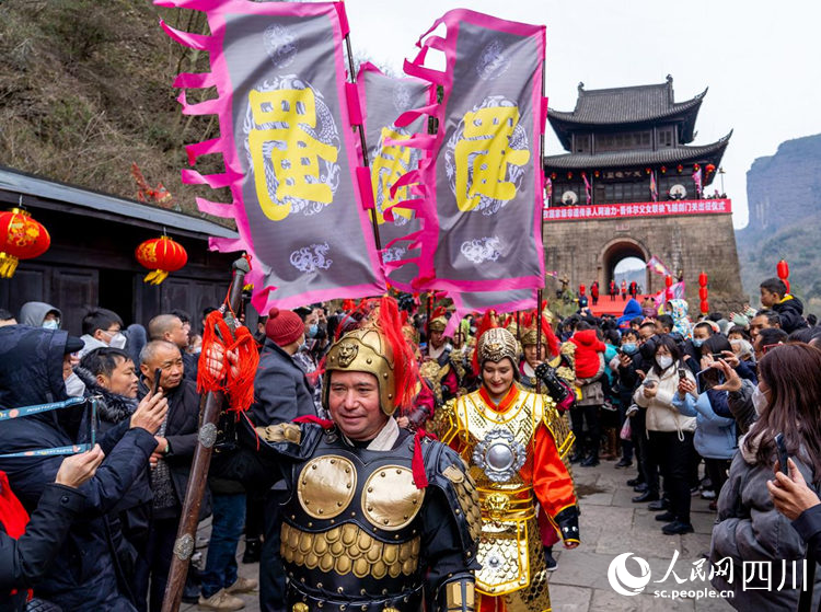 阿迪力父女在劍門關景區(qū)受到游客熱烈歡迎。王春波攝