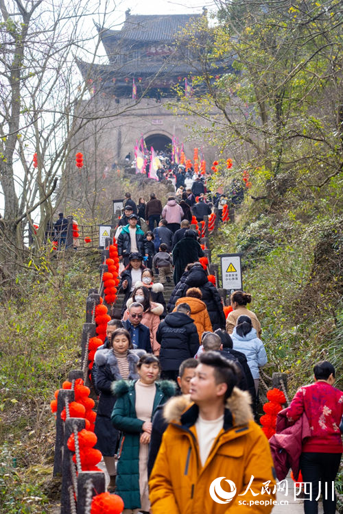游客登劍門關關樓。王春波攝