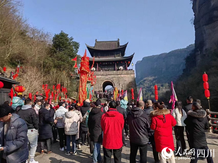 游客在關樓前觀看開關祈福表演。王春波攝