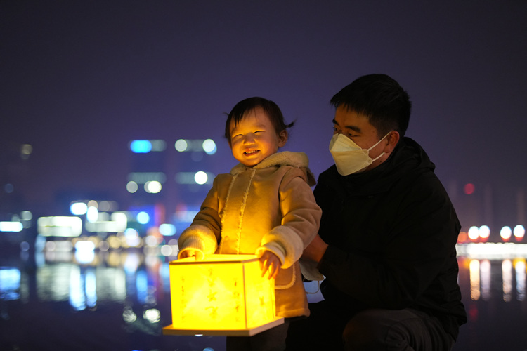 帶上孩子一起放燈。天府新區融媒體中心供圖