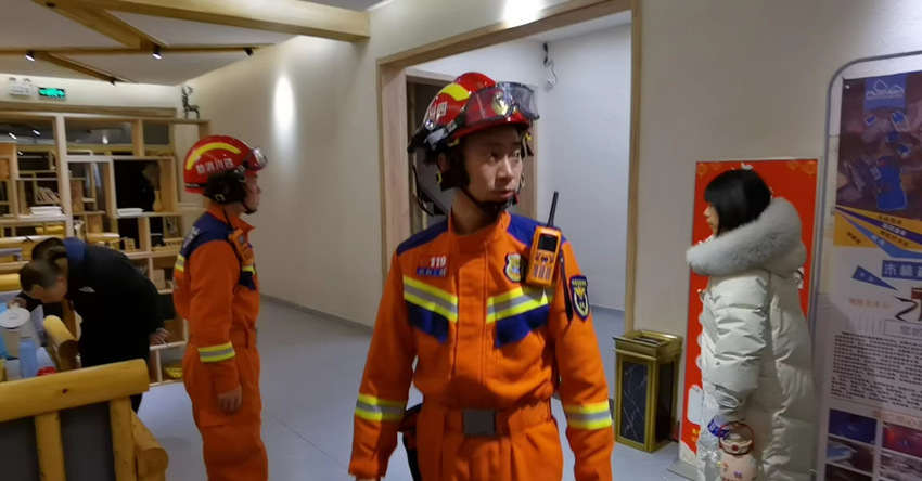 救援人員正在開展房屋受損情況排查，并詢問群眾情況。四川省消防救援總隊供圖