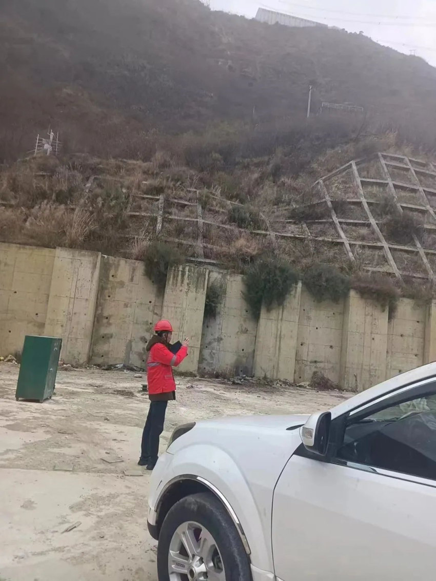 水文隊技術人員正在開展應急排查工作。四川省地質調查研究院供圖