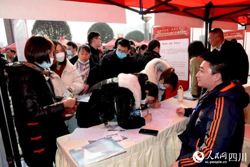 招聘展位火爆。人民網 郭瑩攝