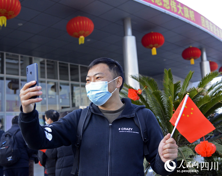 登機(jī)前，先和親人視頻聊天。李霞攝
