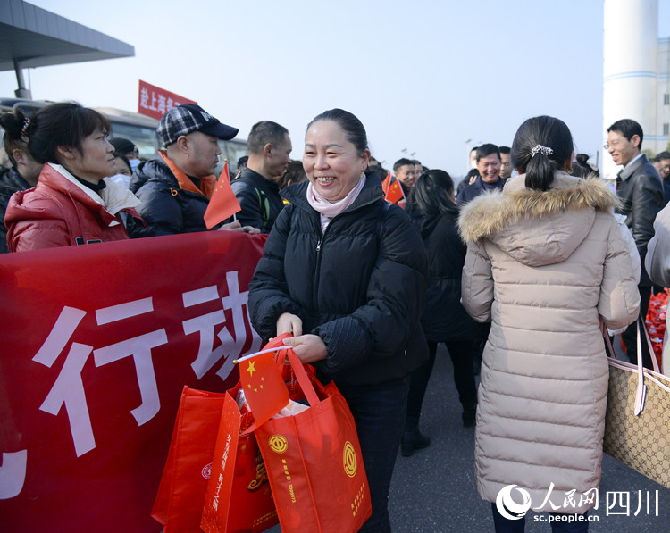 為每位遠(yuǎn)行的老鄉(xiāng)送上新年禮包。李霞攝