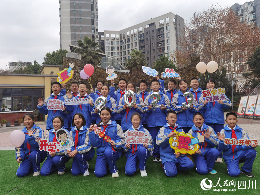 氛圍感拉滿的新學期，同學們合影加油打氣。人民網 王洪江攝