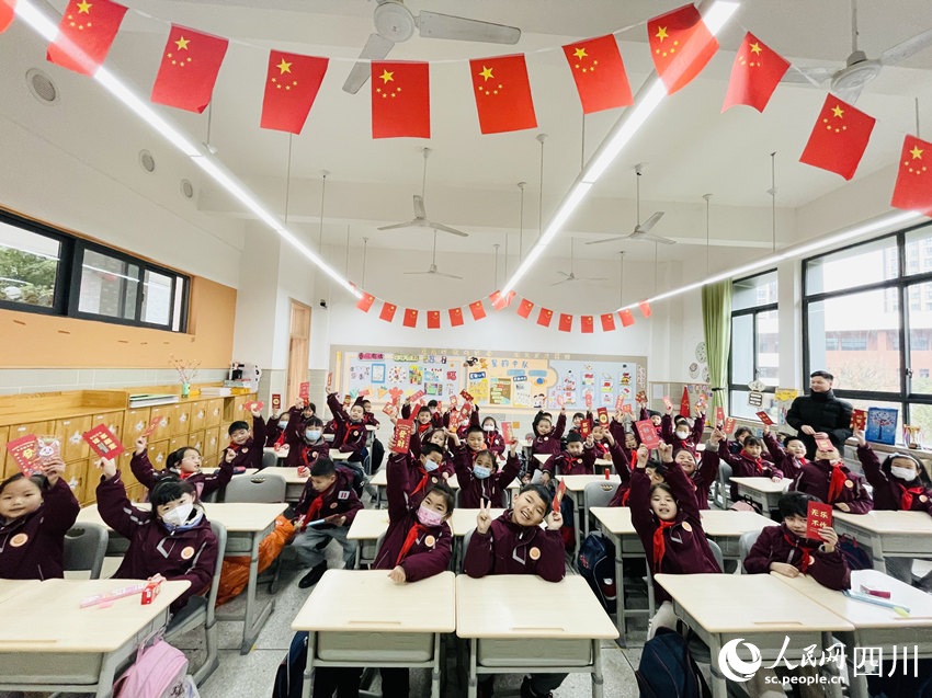 領(lǐng)到禮物開心的同學(xué)們。侯杰攝
