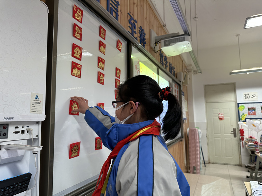 新學(xué)期同學(xué)正在抽取老師準(zhǔn)備的紅包。成都市青羊?qū)嶒?yàn)中學(xué)供圖 