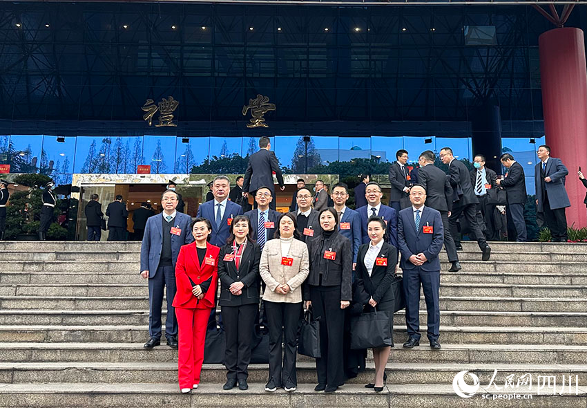 開幕會前，政協委員們合影留念。人民網 王波攝