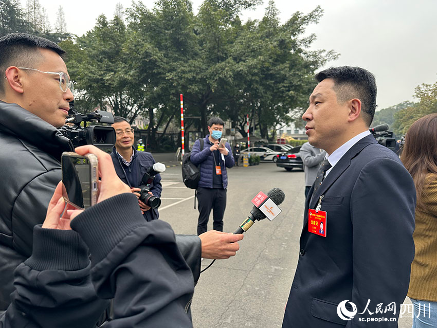 開幕會(huì)前，政協(xié)委員接受采訪。人民網(wǎng) 王波攝