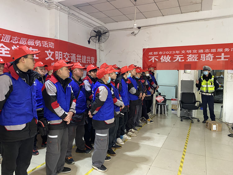 交警到快遞營業部上文明交通課。青羊區融媒體中心供圖