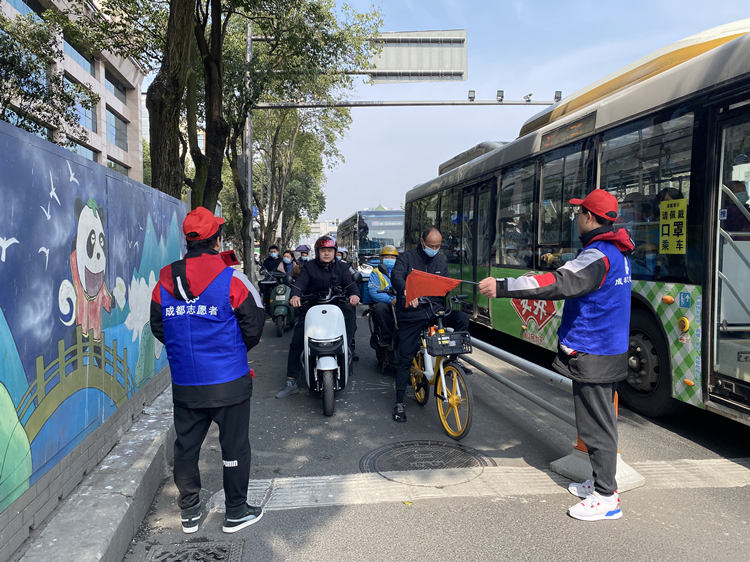 文明交通勸導員在路口勸導市民按章騎行。青羊區融媒體中心供圖