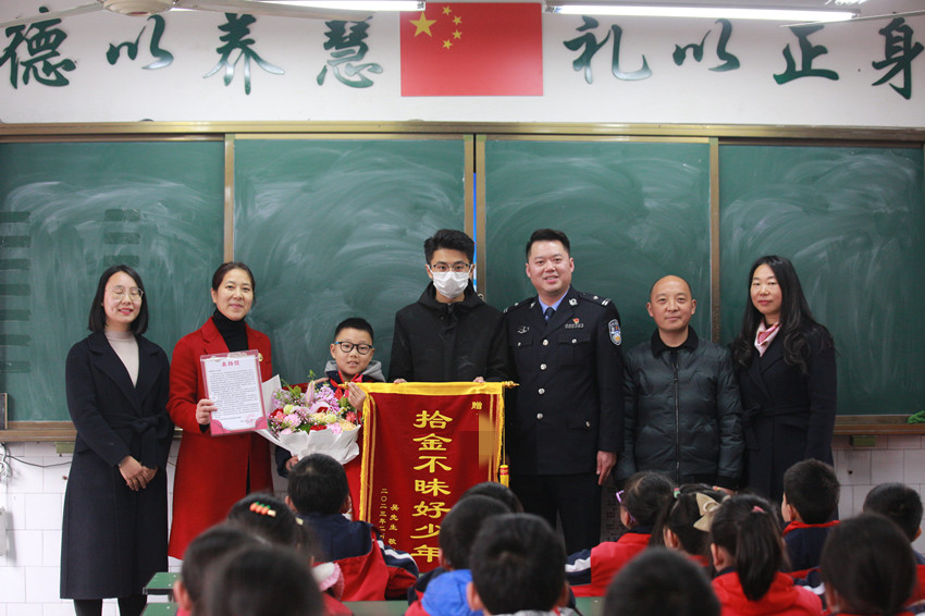 失主和民警送來錦旗。資陽市公安供圖