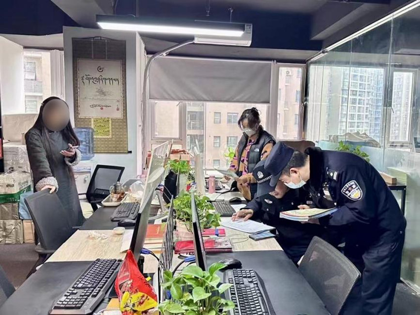 正在辦案的民警。武侯區公安供圖