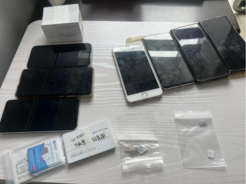 查獲的作案手機。武侯區公安供圖