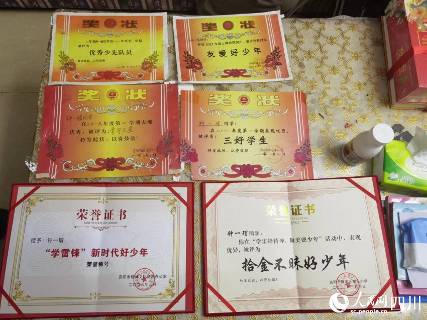 圖為鐘一瑁所獲證書。劉佳雨攝
