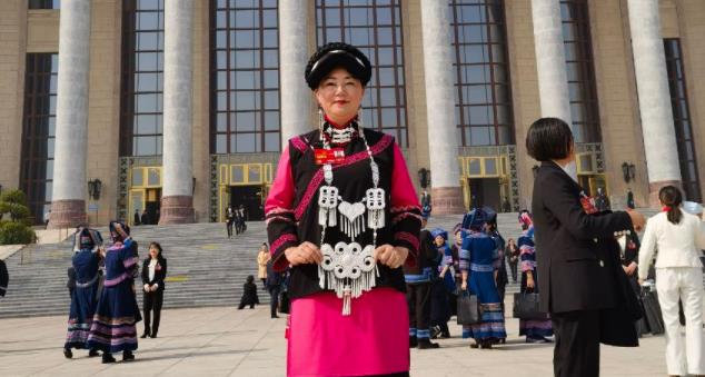 全國人大代表喬進雙梅：讓彝繡產(chǎn)業(yè)成為群眾鄉(xiāng)村振興路上的“發(fā)財樹”