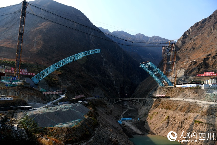 建設(shè)之中的大河壩特大橋。賈巴爾且攝
