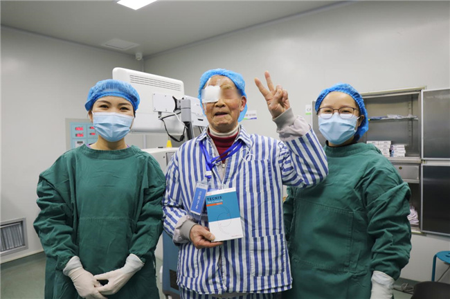 患者術后與醫護人員合影。成都愛爾眼科醫院供圖
