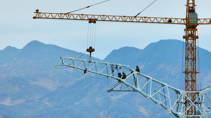 國網四川電力第一高電力鐵塔正在進行最后的吊裝作業。國網四川電力供圖