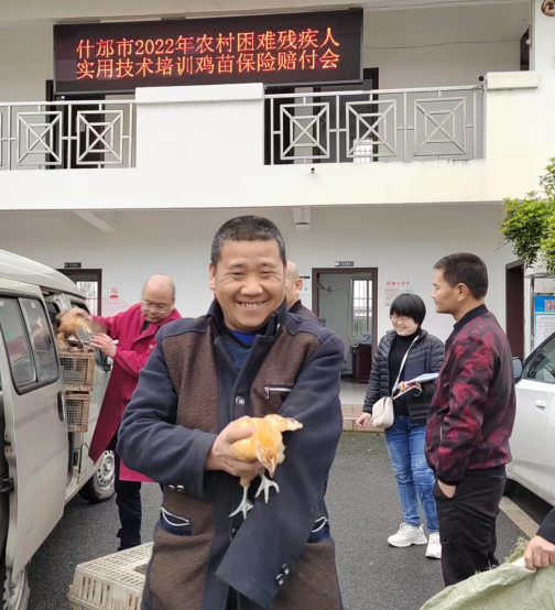 村民領(lǐng)到雞苗。什邡市融媒體中心供圖