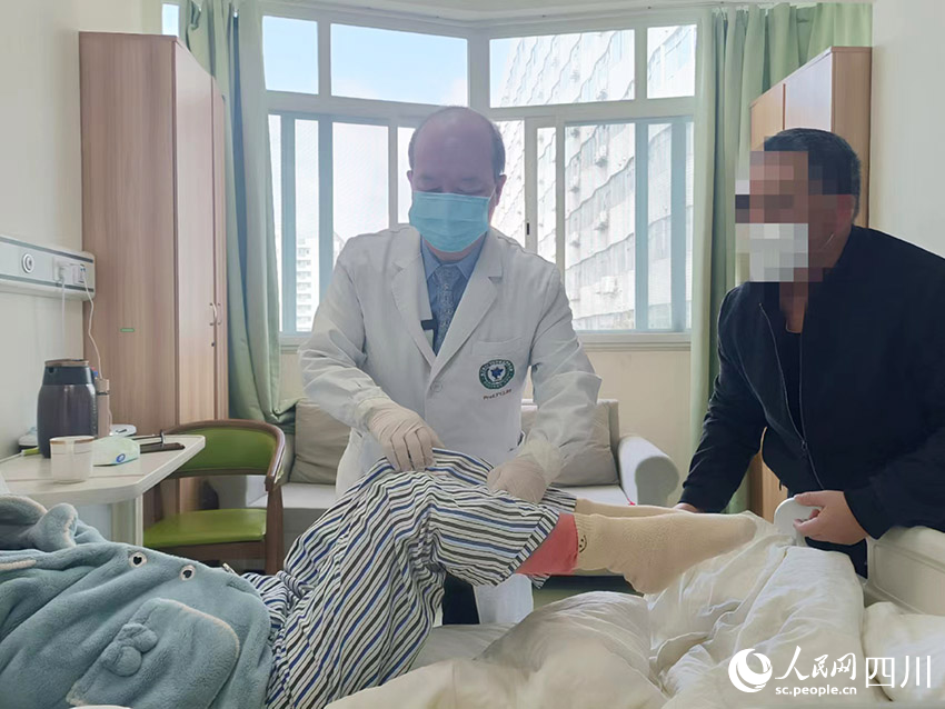 林桐榆查房時檢查患者恢復情況。吳舒婷攝