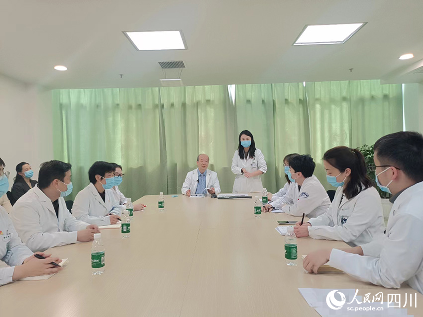 林桐榆正在和醫(yī)生們討論患者的病情，擬定最佳治療方案。吳舒婷攝