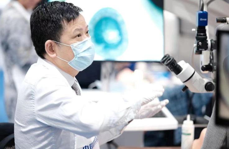 蘭長駿教授帶教。愛爾眼科四川省區供圖