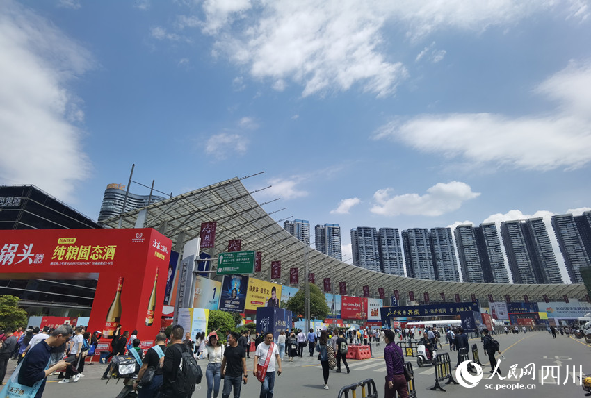 人山人海的世紀(jì)城展區(qū)糖酒會現(xiàn)場。人民網(wǎng) 王洪江攝