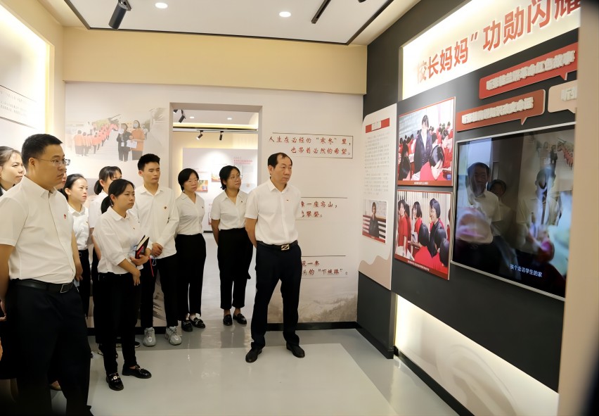 觀看張桂梅的故事。攀枝花市西區紀委監委供圖