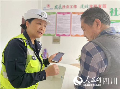 民警正在教當(dāng)?shù)厝罕娋W(wǎng)上辦理交管業(yè)務(wù)。人民網(wǎng)記者 李平攝