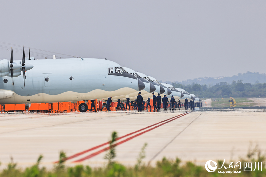 航空兵某部集群拉動前，機務人員進行飛行前準備。曾家齊攝