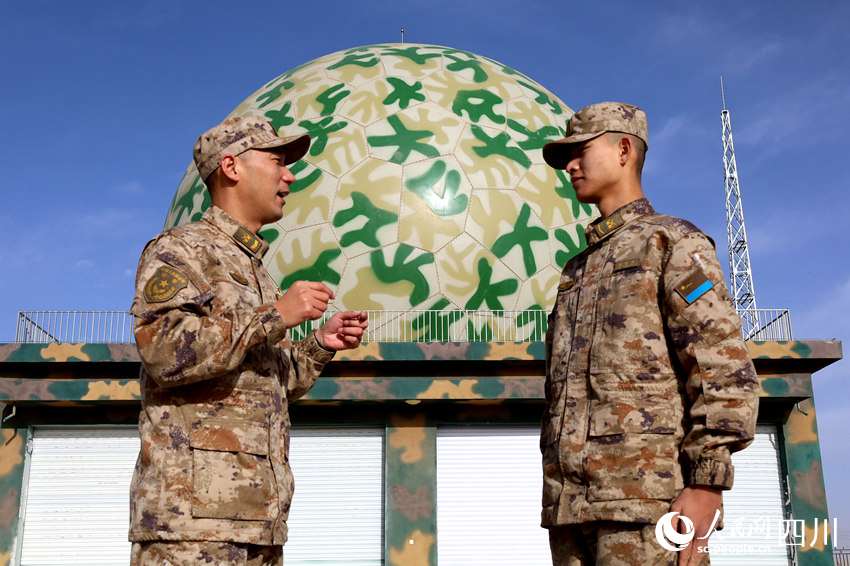 雷達(dá)某部軍士交流“一專多能”訓(xùn)練心得。胡勇華攝