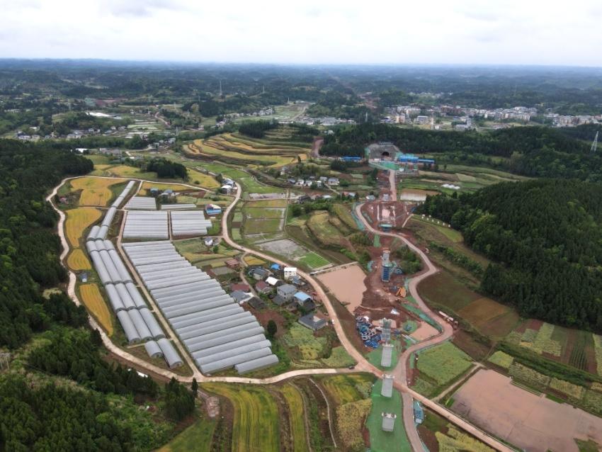 線路建設如火如荼，超1.5萬建設者奮戰一線。成達萬高鐵公司供圖
