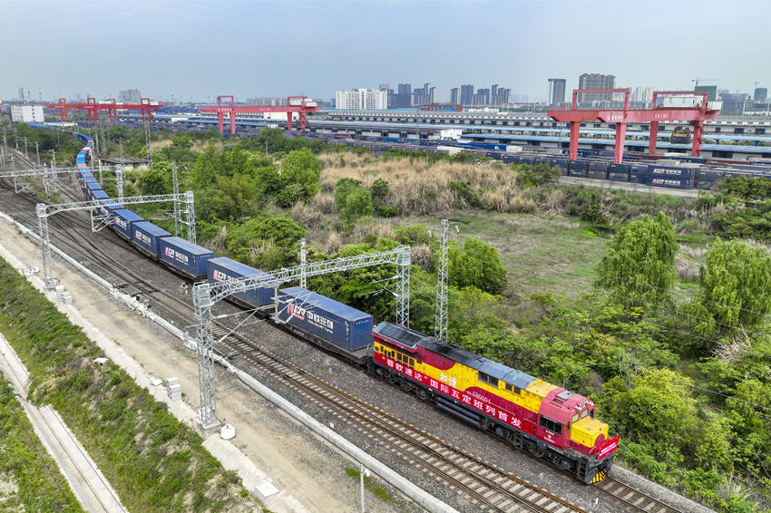 成都國際班列十周年紀念專列暨首列“法國郵政DPD號”發車。成都市青白江區委宣傳部供圖