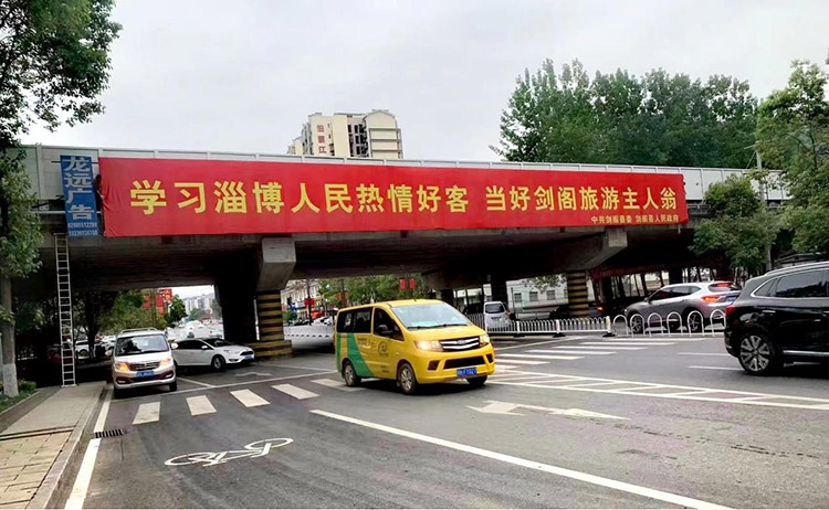 忙碌的擺渡車。劍閣縣融媒體中心供圖