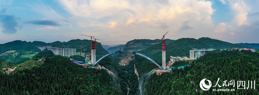 世界最大跨徑懸澆拱橋建設(shè)忙。劉學(xué)懿攝