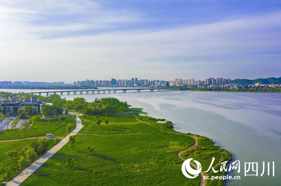 漂亮的柳岸公園，告別初代經開人“先生產后生活”的模式。岳冰松攝