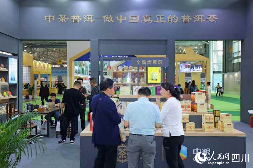 參展商正在向客戶推介產(chǎn)品。盧雨攝