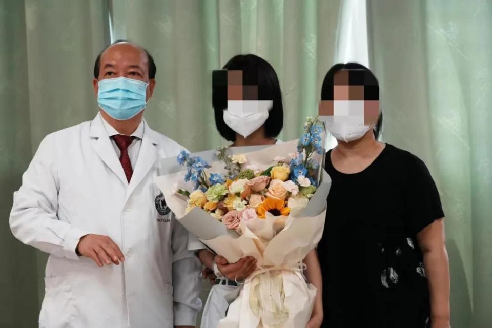 小玉出院時(shí)，母女和林教授合照。四川省腫瘤醫(yī)院供圖