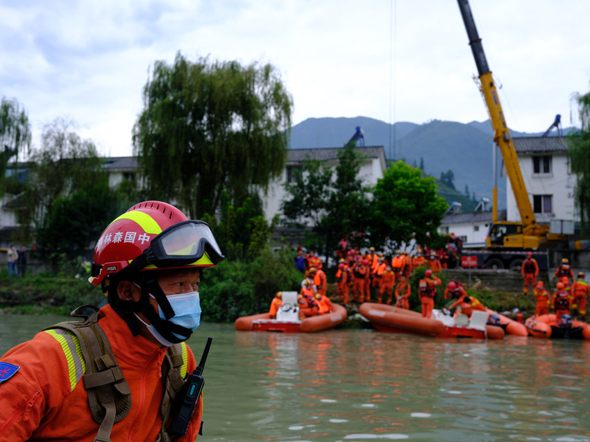 高吉永和戰友們在瀘定抗震救災。四川省森林消防總隊