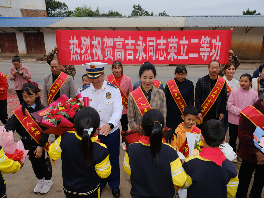 學生們為高吉永一家贈送鮮花。四川省森林消防總隊