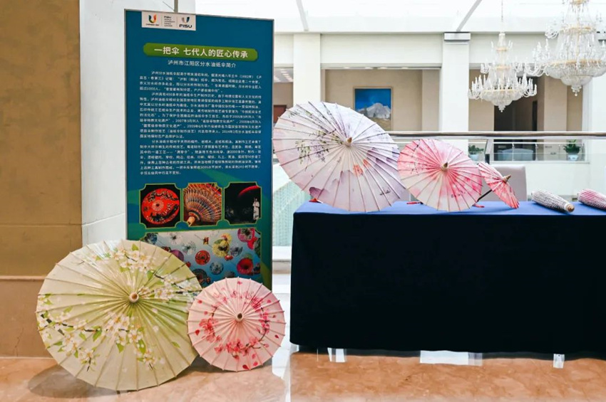 會場外展示的國家級非物質文化遺產瀘州油紙傘。成都大運會執委會宣傳部供圖